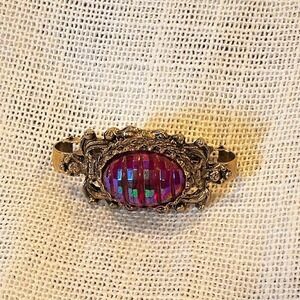 Vintage Scarf Clip Ornate Gold Tone Iridescent Pink Purple Glass Cabochon Stone‎